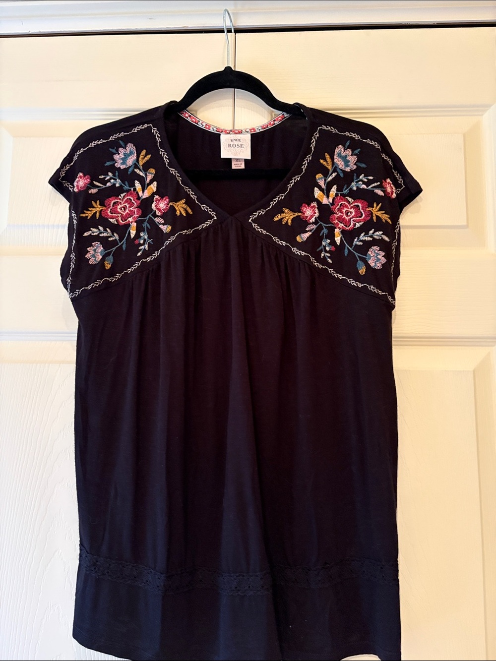 Knox Rose Black Short-Sleeve Embroidered V-Neck Blouse